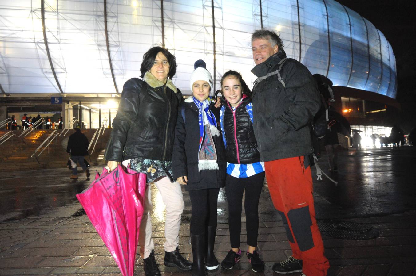 Miles de aficionados han acudido a Anoeta para presenciar el partido a pesar de la lluvia.