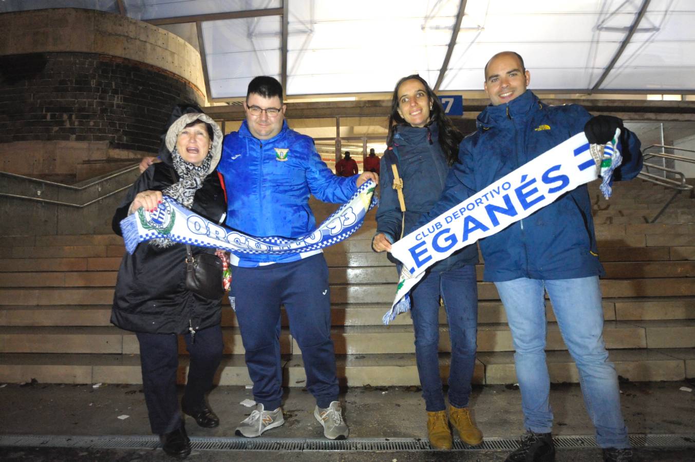 Miles de aficionados han acudido a Anoeta para presenciar el partido a pesar de la lluvia.