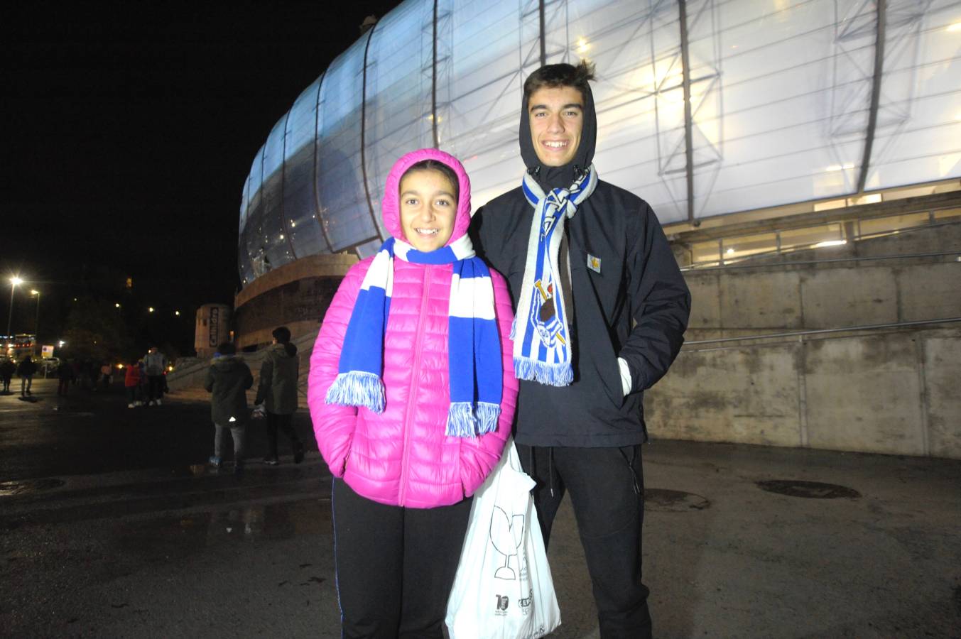 Miles de aficionados han acudido a Anoeta para presenciar el partido a pesar de la lluvia.