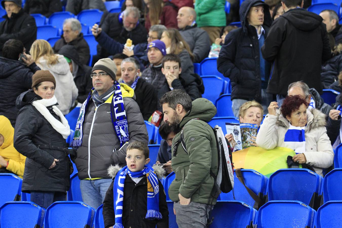 Miles de aficionados han acudido a Anoeta para presenciar el partido a pesar de la lluvia.