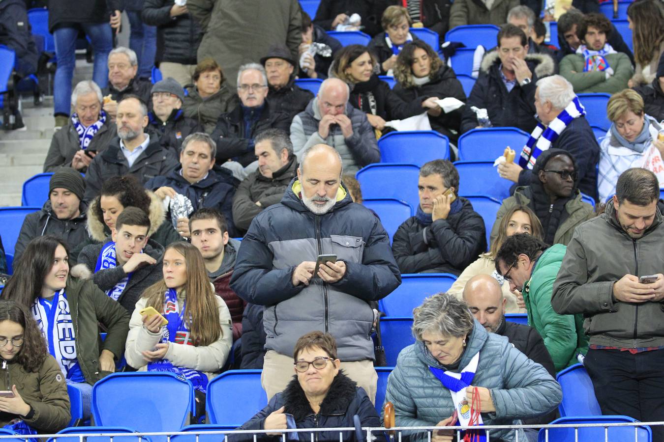 Miles de aficionados han acudido a Anoeta para presenciar el partido a pesar de la lluvia.