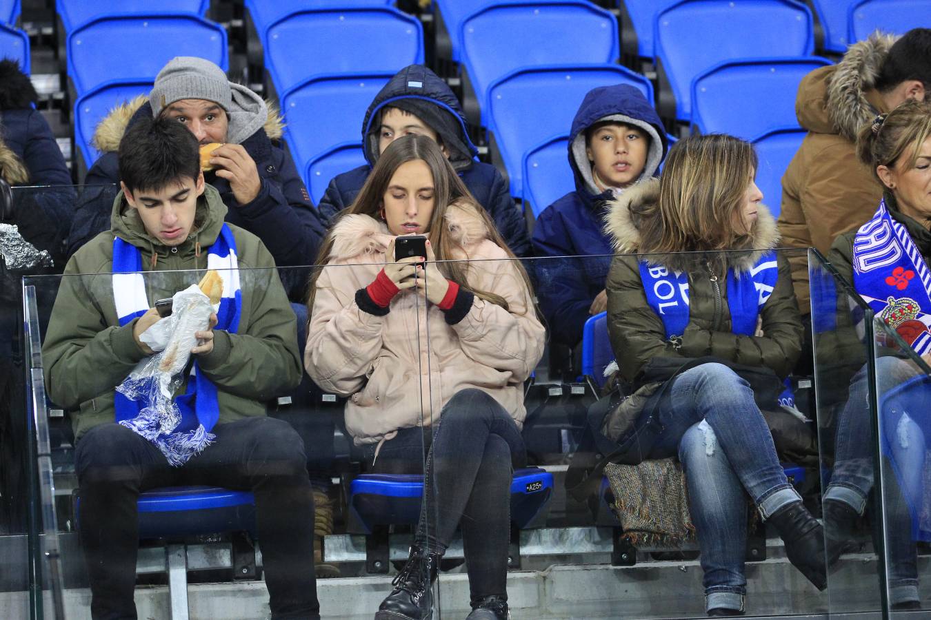 Miles de aficionados han acudido a Anoeta para presenciar el partido a pesar de la lluvia.