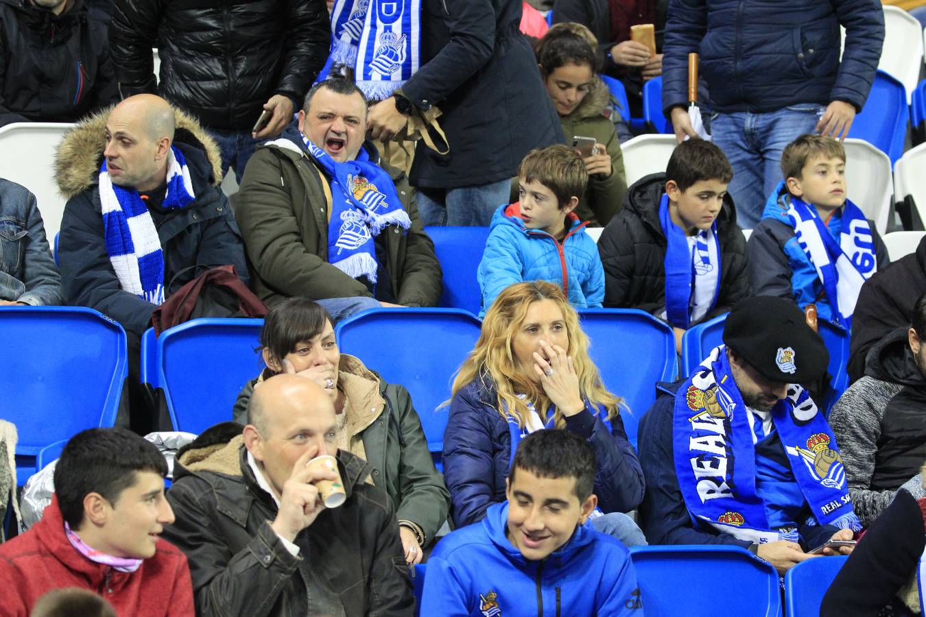 Miles de aficionados han acudido a Anoeta para presenciar el partido a pesar de la lluvia.