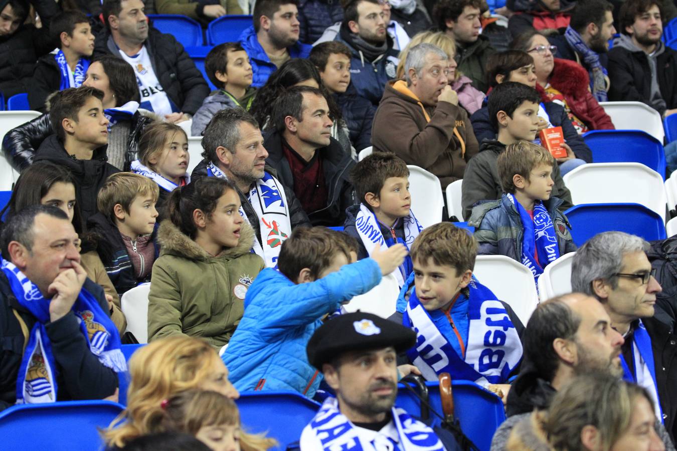 Miles de aficionados han acudido a Anoeta para presenciar el partido a pesar de la lluvia.