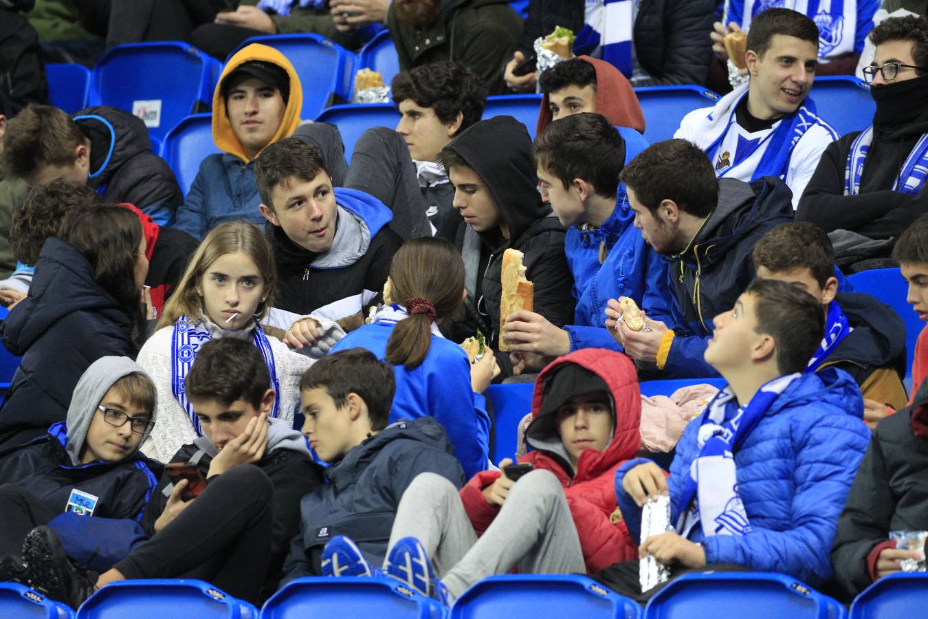 Miles de aficionados han acudido a Anoeta para presenciar el partido a pesar de la lluvia.