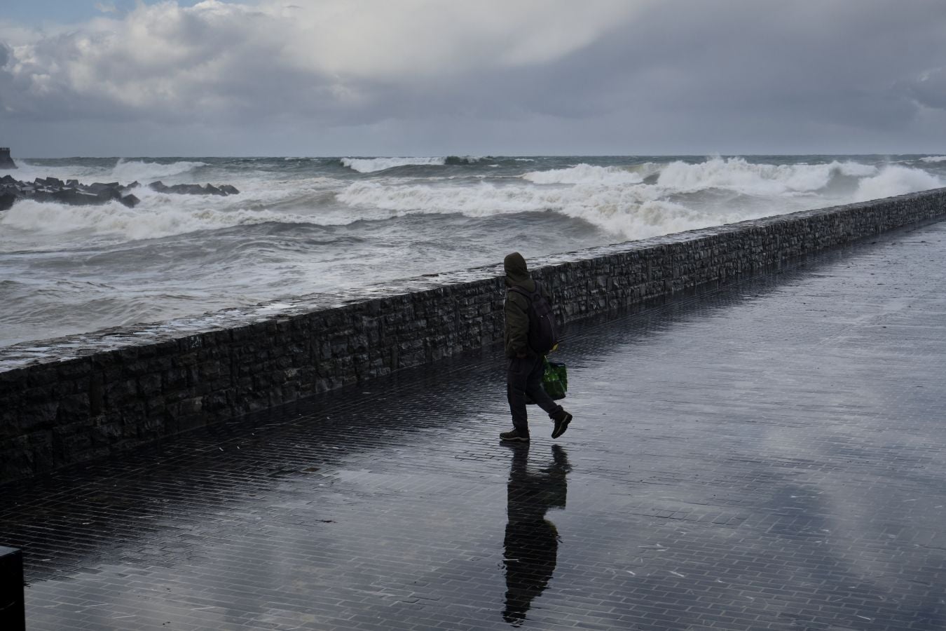 San Sebastián y otras localidades costeras permanecen en alerta naranja por fuerte oleaje con olas que pueden superar los cinco metros