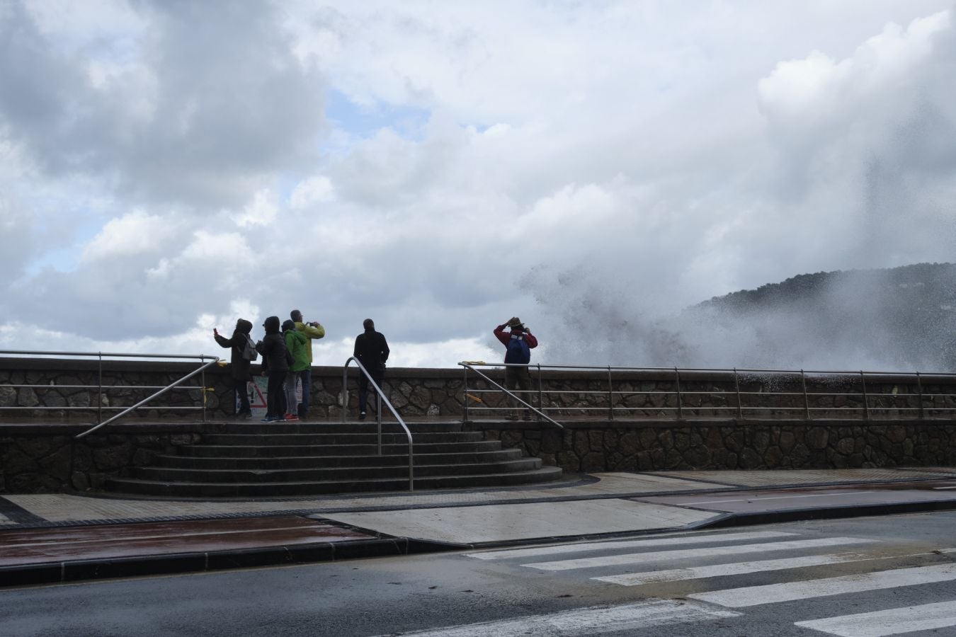 San Sebastián y otras localidades costeras permanecen en alerta naranja por fuerte oleaje con olas que pueden superar los cinco metros