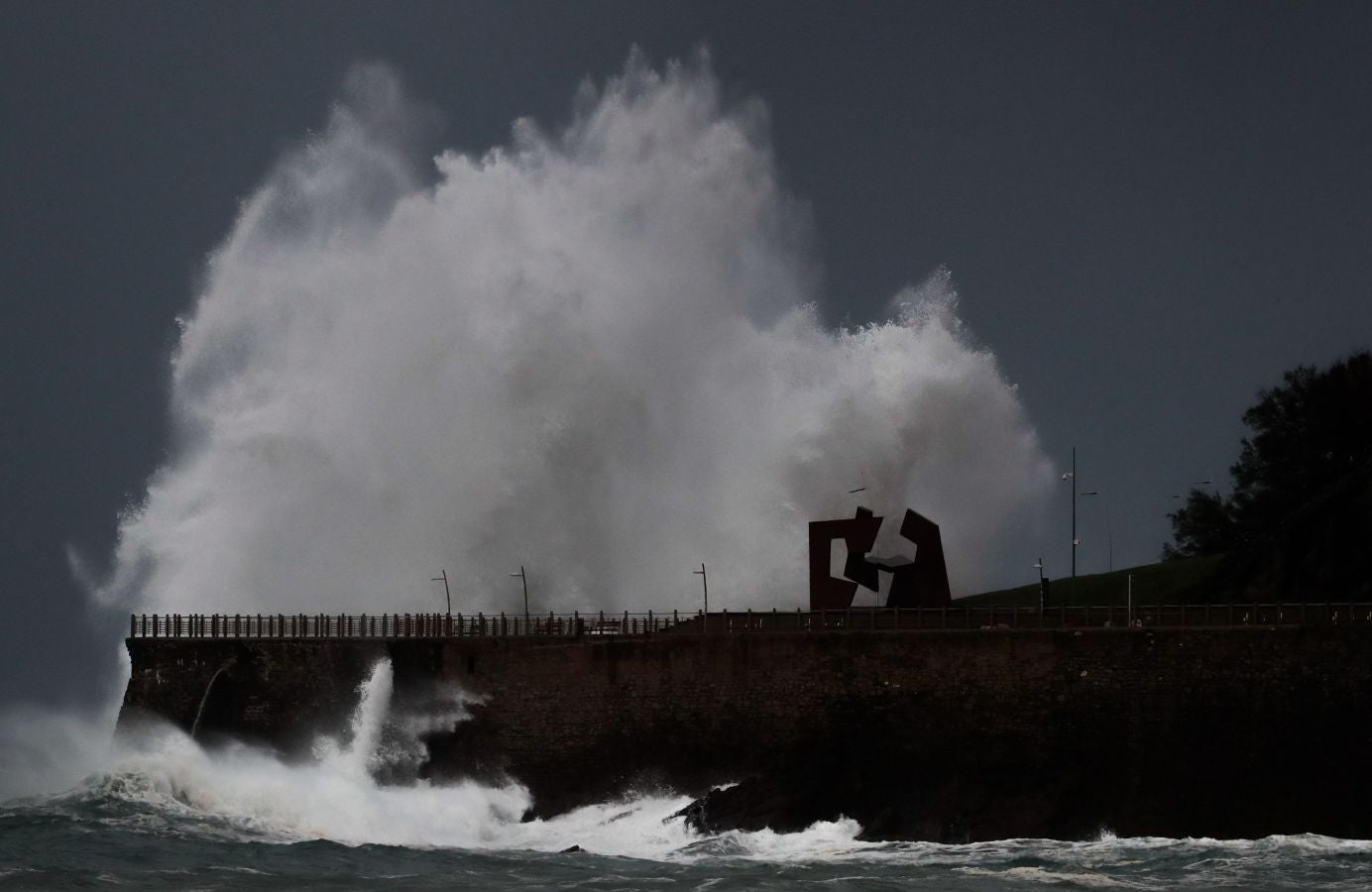 San Sebastián y otras localidades costeras permanecen en alerta naranja por fuerte oleaje con olas que pueden superar los cinco metros