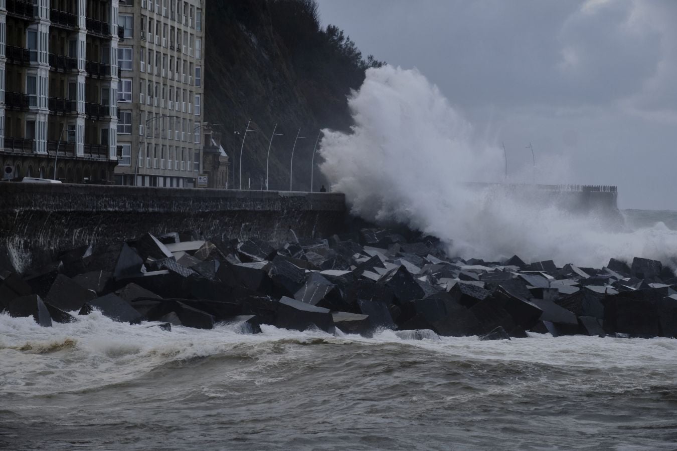 San Sebastián y otras localidades costeras permanecen en alerta naranja por fuerte oleaje con olas que pueden superar los cinco metros