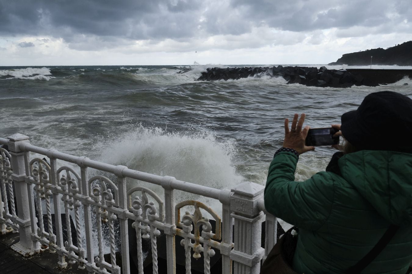 San Sebastián y otras localidades costeras permanecen en alerta naranja por fuerte oleaje con olas que pueden superar los cinco metros