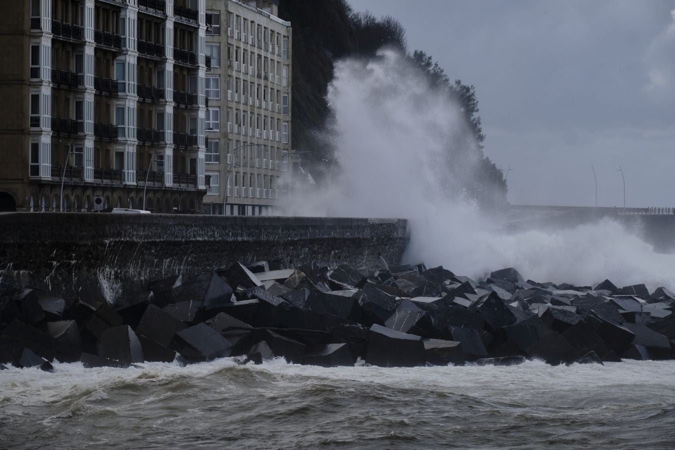 San Sebastián y otras localidades costeras permanecen en alerta naranja por fuerte oleaje con olas que pueden superar los cinco metros