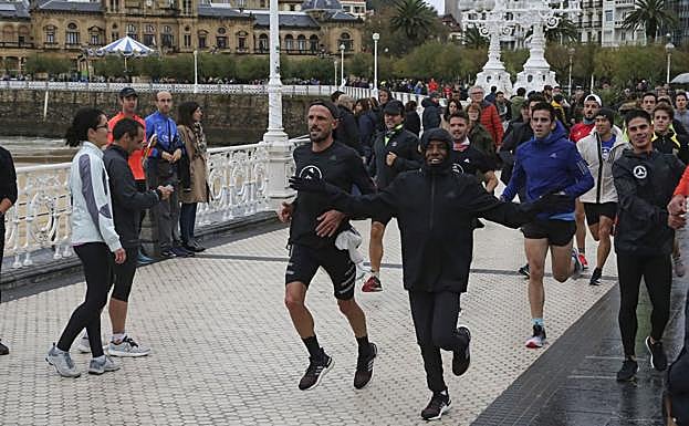 Gebrselassie y Chema Martínez, junto a corredores de la Behobia antes de comenzar el entrenamiento.
