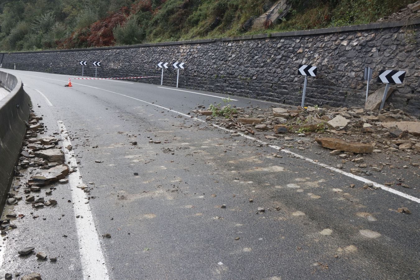Un gran desprendimiento de rocas producido ha obligado a cortar la carretera durante cinco horas