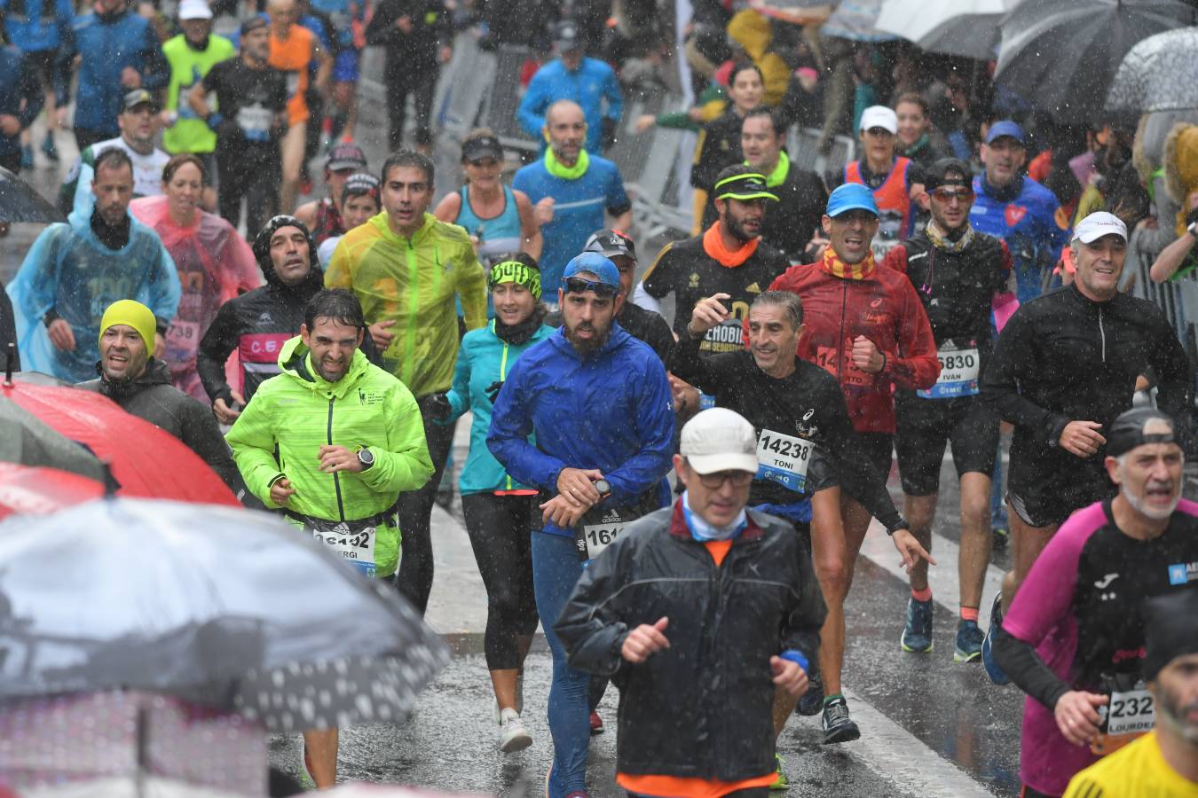 Fotos: Las llegadas a meta de los participantes en la Behobia - San Sebastián