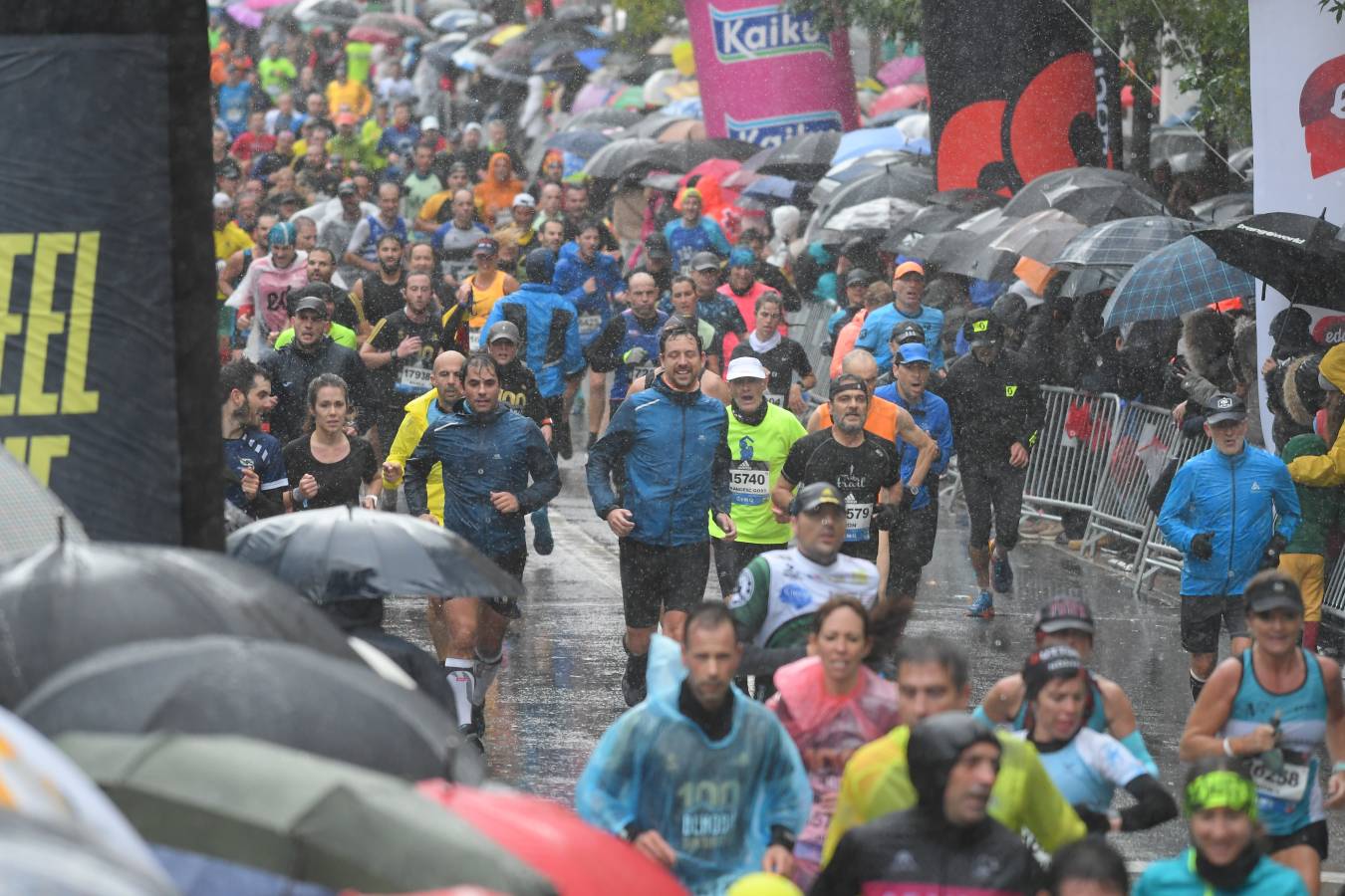 Fotos: Las llegadas a meta de los participantes en la Behobia - San Sebastián