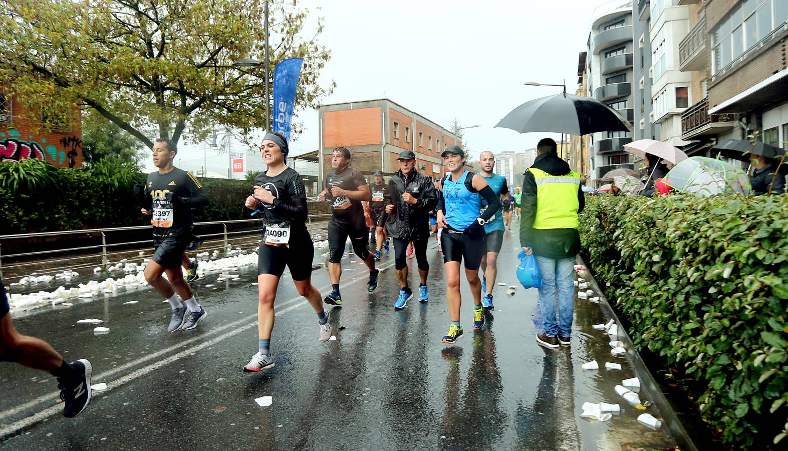 Fotos: Los corredores, a su paso por Pasaia y Herrera en la Behobia - San Sebastián