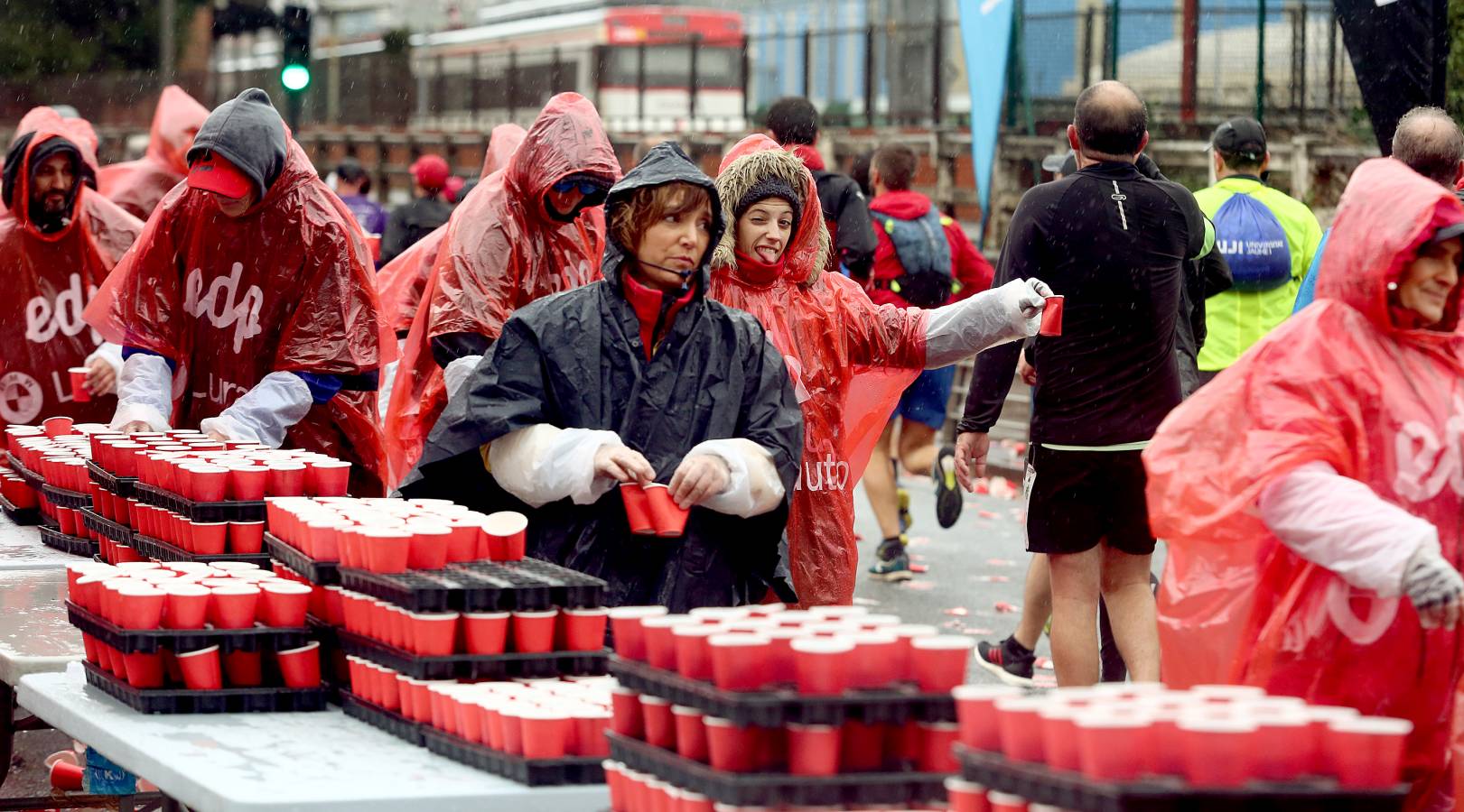 Fotos: Los corredores, a su paso por Pasaia y Herrera en la Behobia - San Sebastián