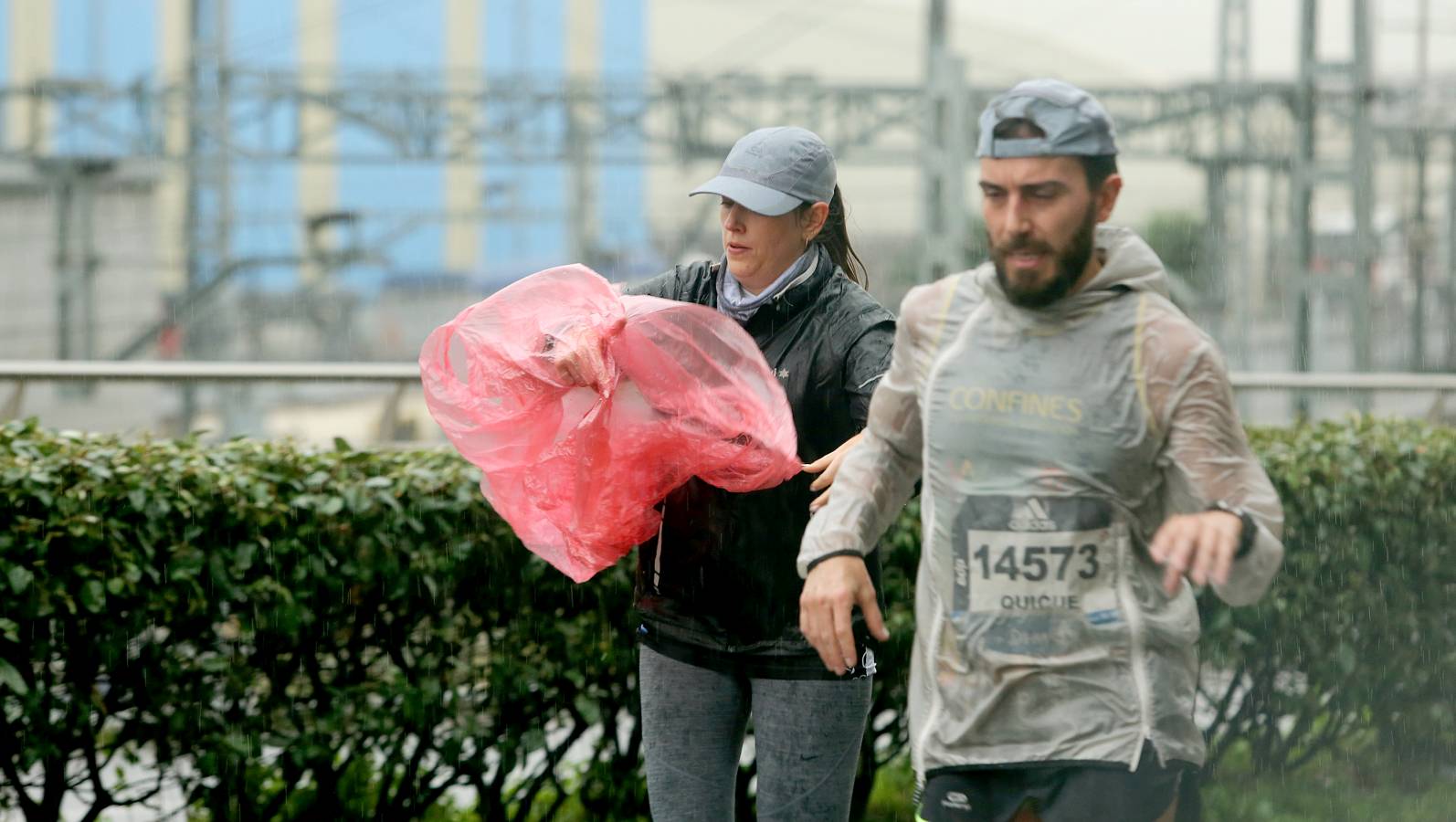 Fotos: Los corredores, a su paso por Pasaia y Herrera en la Behobia - San Sebastián