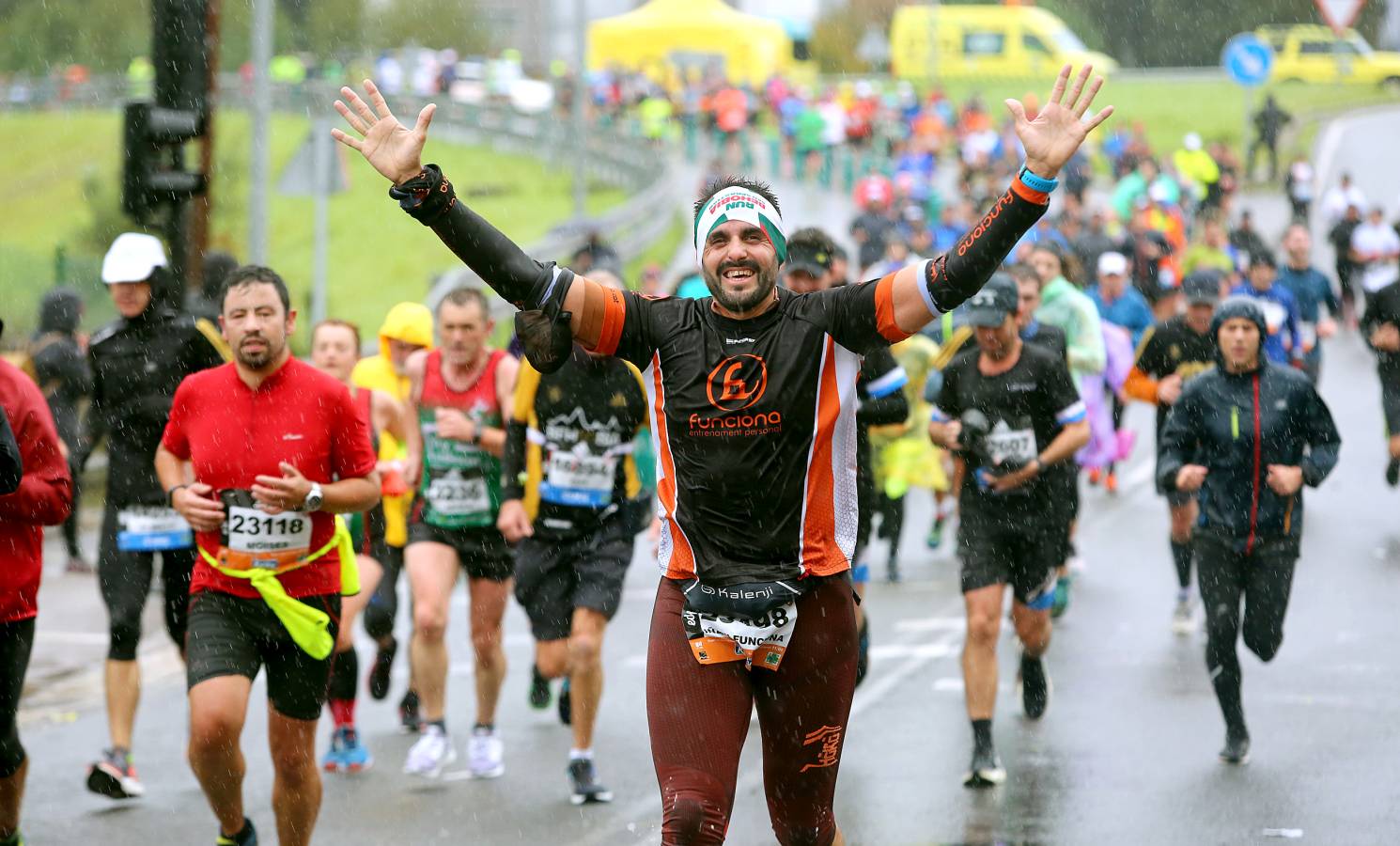 Fotos: Los corredores, a su paso por Pasaia y Herrera en la Behobia - San Sebastián