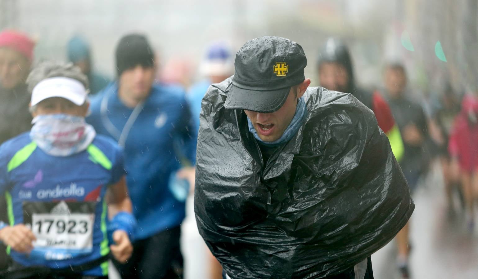 Fotos: Los corredores, a su paso por Pasaia y Herrera en la Behobia - San Sebastián