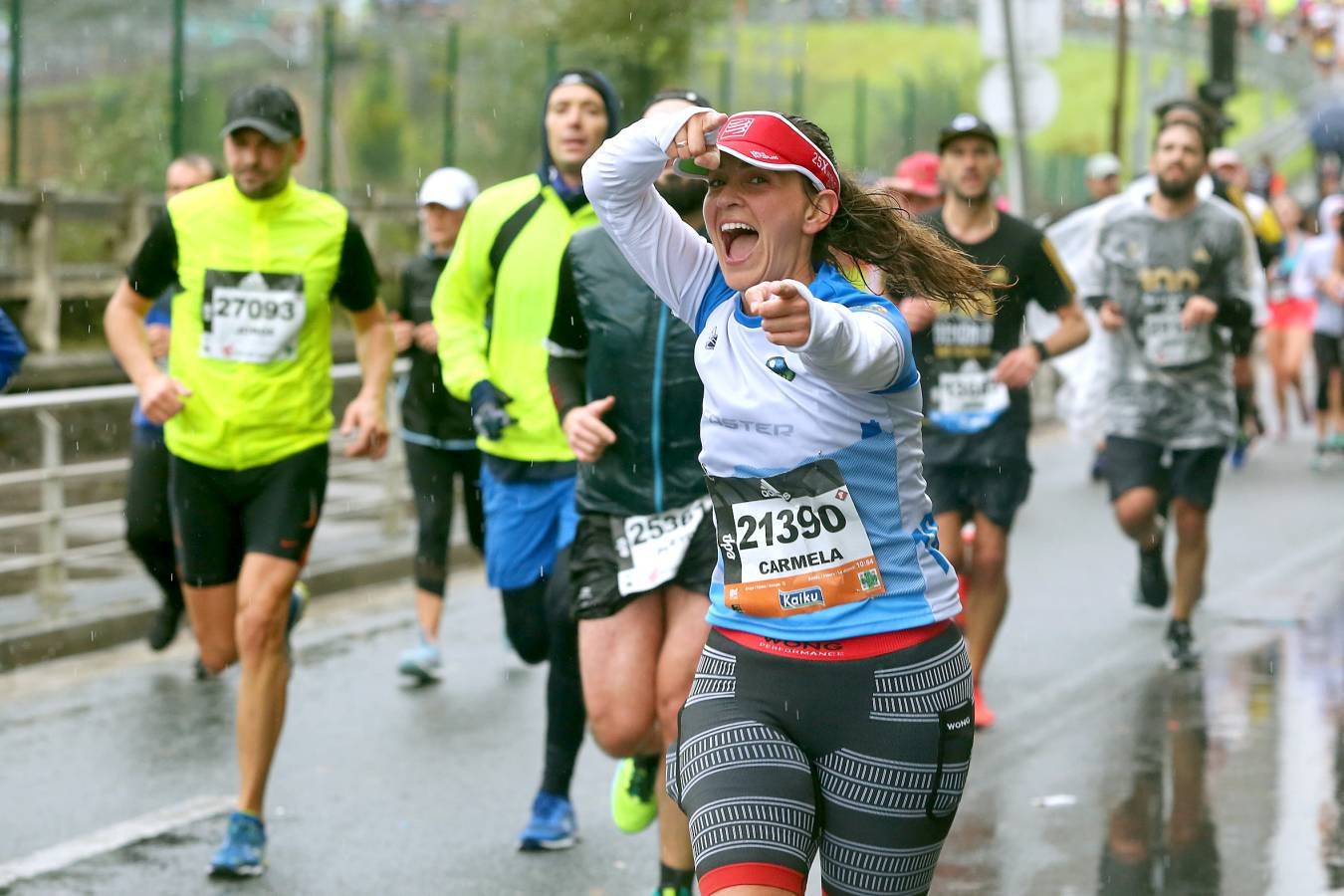 Fotos: Los corredores, a su paso por Pasaia y Herrera en la Behobia - San Sebastián