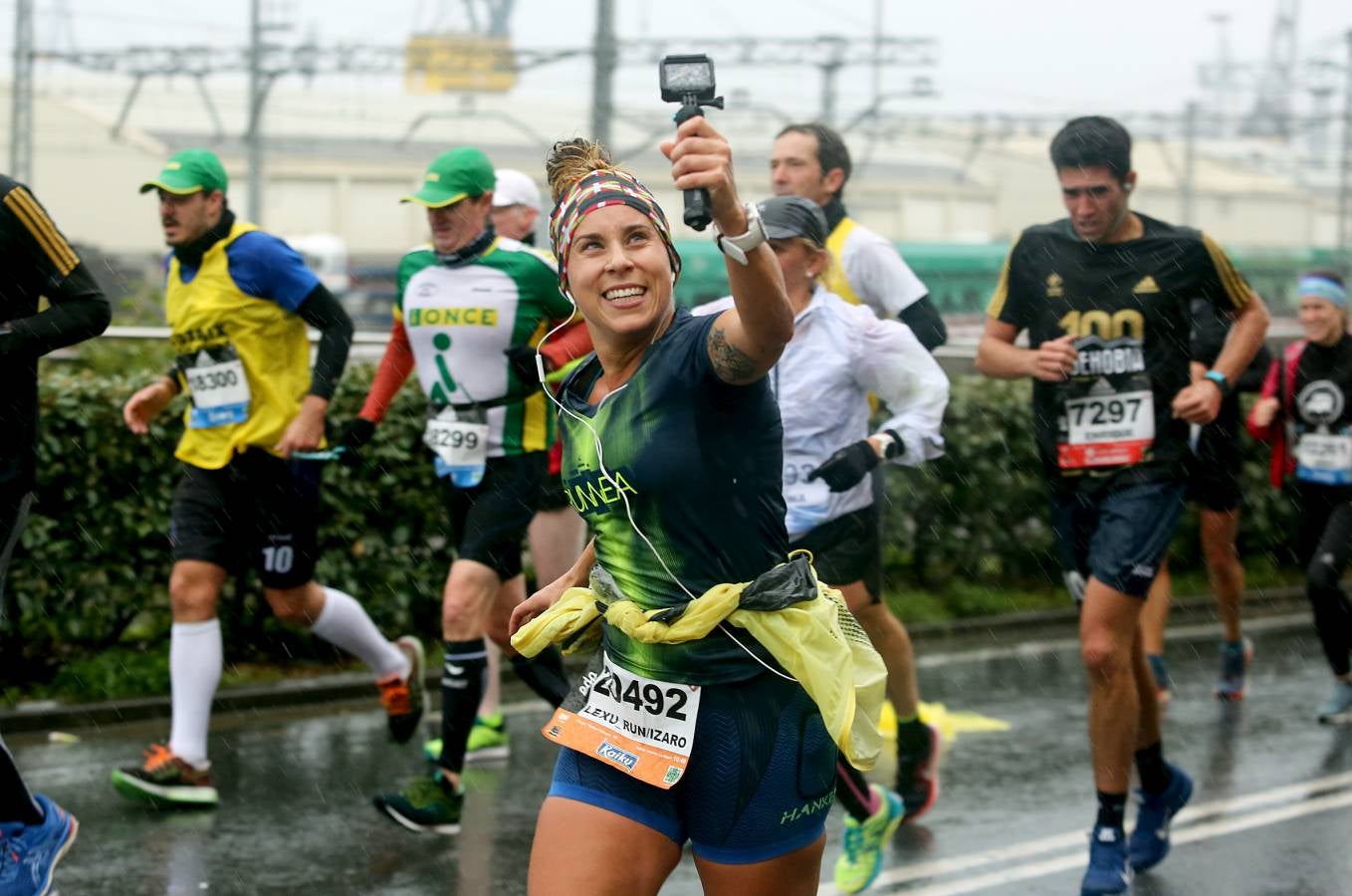 Fotos: Los corredores, a su paso por Pasaia y Herrera en la Behobia - San Sebastián
