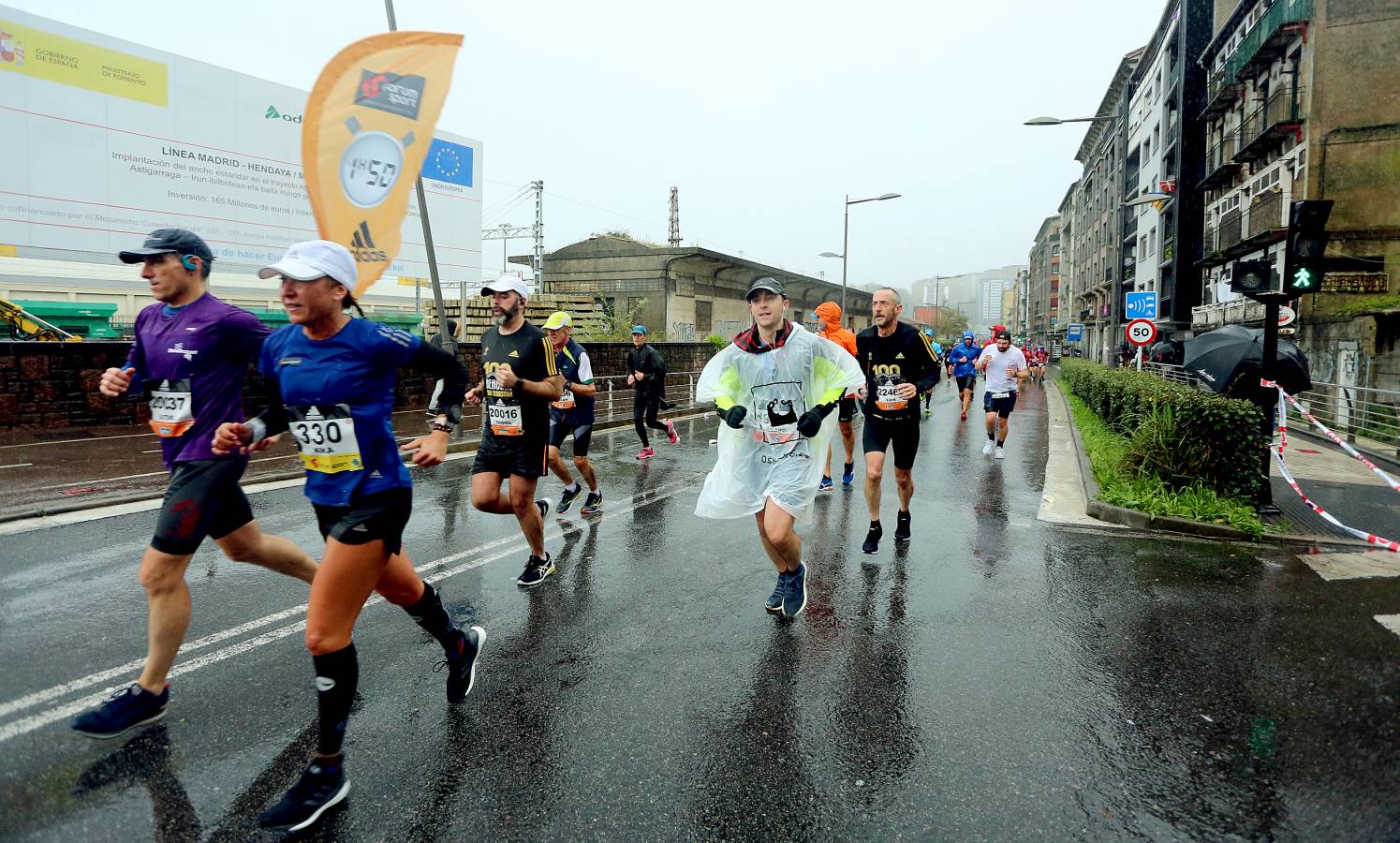 Fotos: Los corredores, a su paso por Pasaia y Herrera en la Behobia - San Sebastián