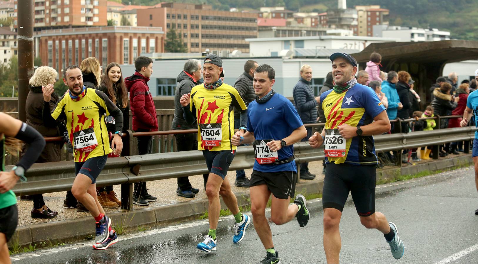 Fotos: Los corredores, a su paso por Pasaia y Herrera en la Behobia - San Sebastián