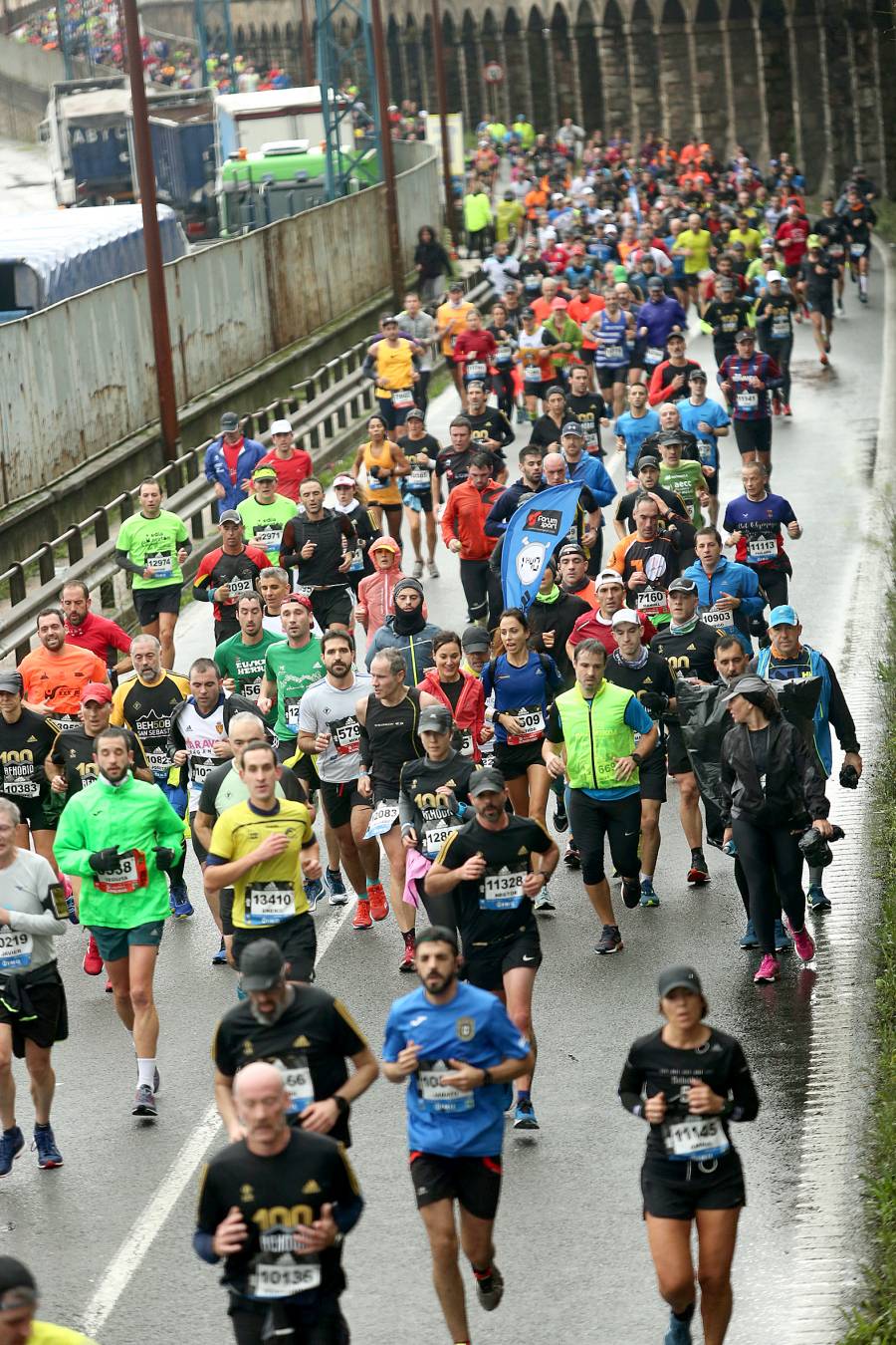 Fotos: Los corredores, a su paso por Pasaia y Herrera en la Behobia - San Sebastián