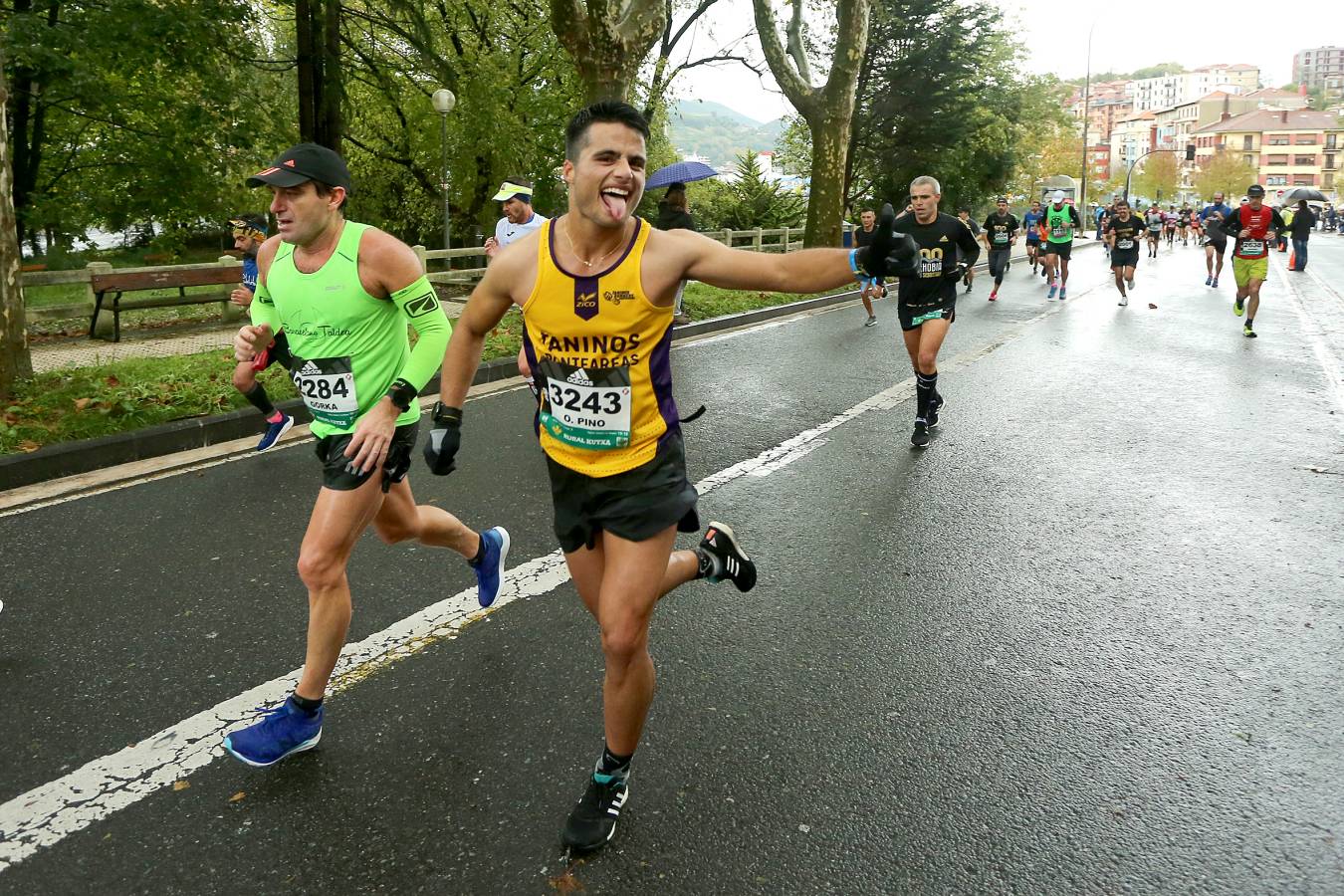 Fotos: Los corredores, a su paso por Pasaia y Herrera en la Behobia - San Sebastián