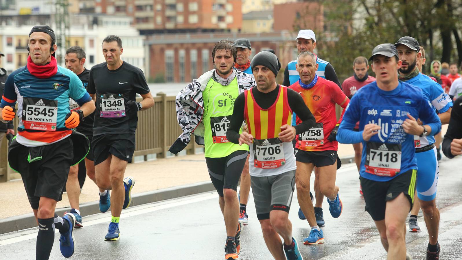 Fotos: Los corredores, a su paso por Pasaia y Herrera en la Behobia - San Sebastián