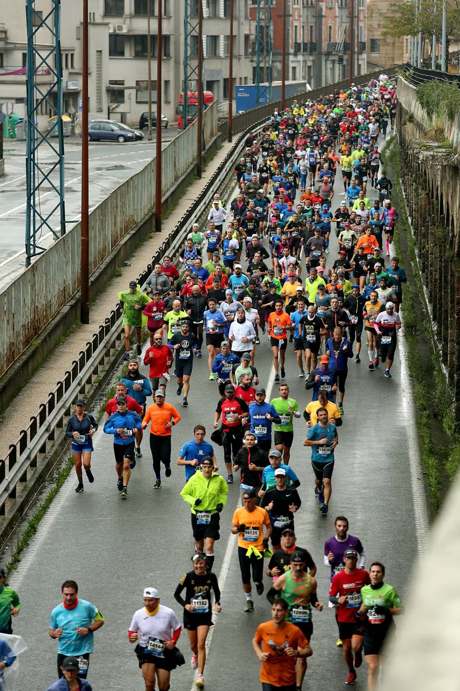 Fotos: Los corredores, a su paso por Pasaia y Herrera en la Behobia - San Sebastián