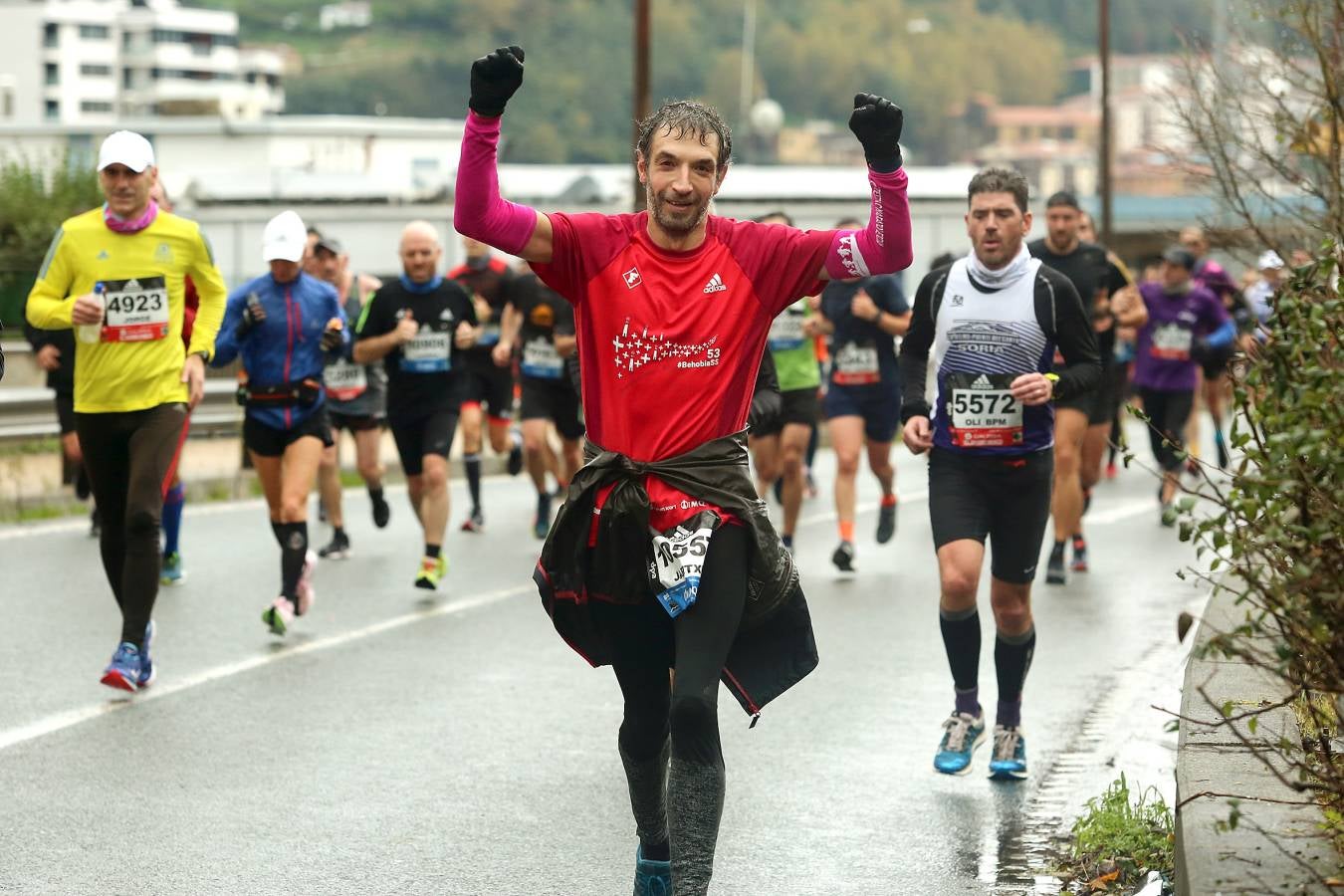 Fotos: Los corredores, a su paso por Pasaia y Herrera en la Behobia - San Sebastián