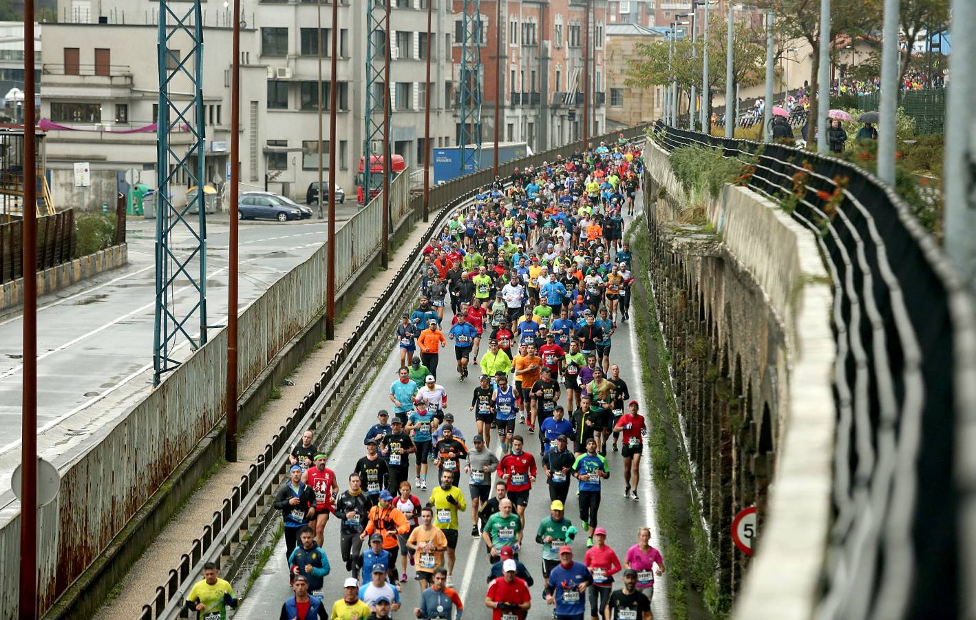 Fotos: Los corredores, a su paso por Pasaia y Herrera en la Behobia - San Sebastián