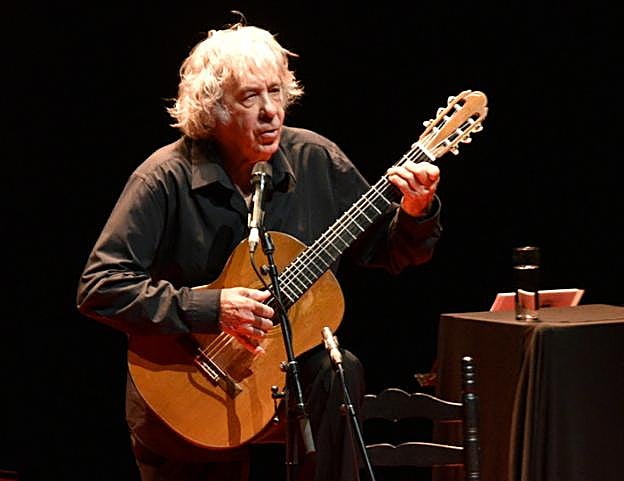 El cantautor, ayer en el Kursaal, al inicio del concierto. 