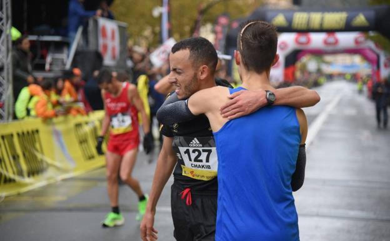 Lachgar, con el dorsal 127, se abraza con Iraitz Arrospide. 