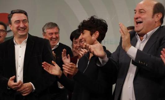 Ortuzar celebra los resultados obtenidos por el PNV.