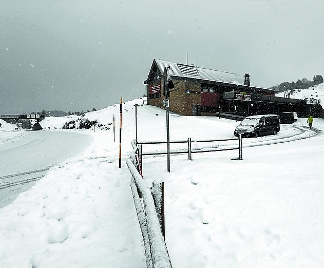 Imagen secundaria 1 - Gipuzkoa se empapa de lluvia y granizo