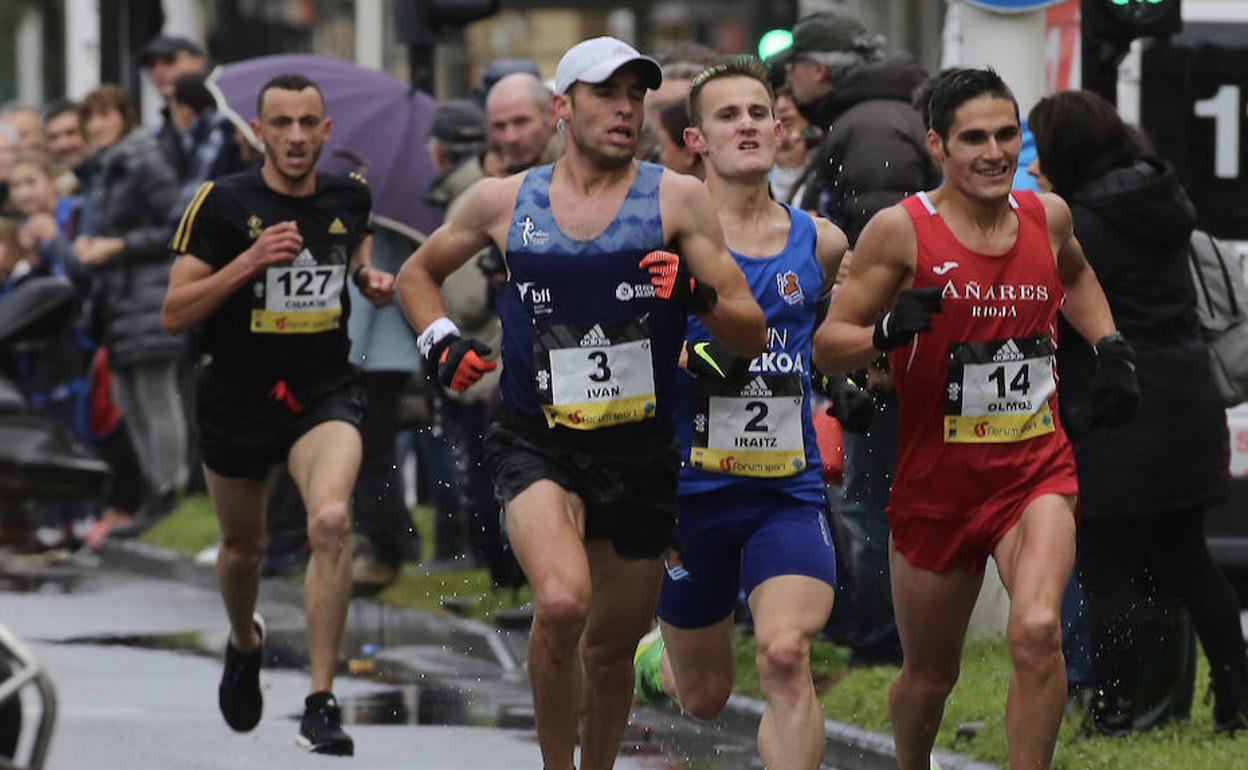 Lachgar, Fernández, Arrospide y Olmos, en los metros finales de la Behobia - San Sebastián 2019. 