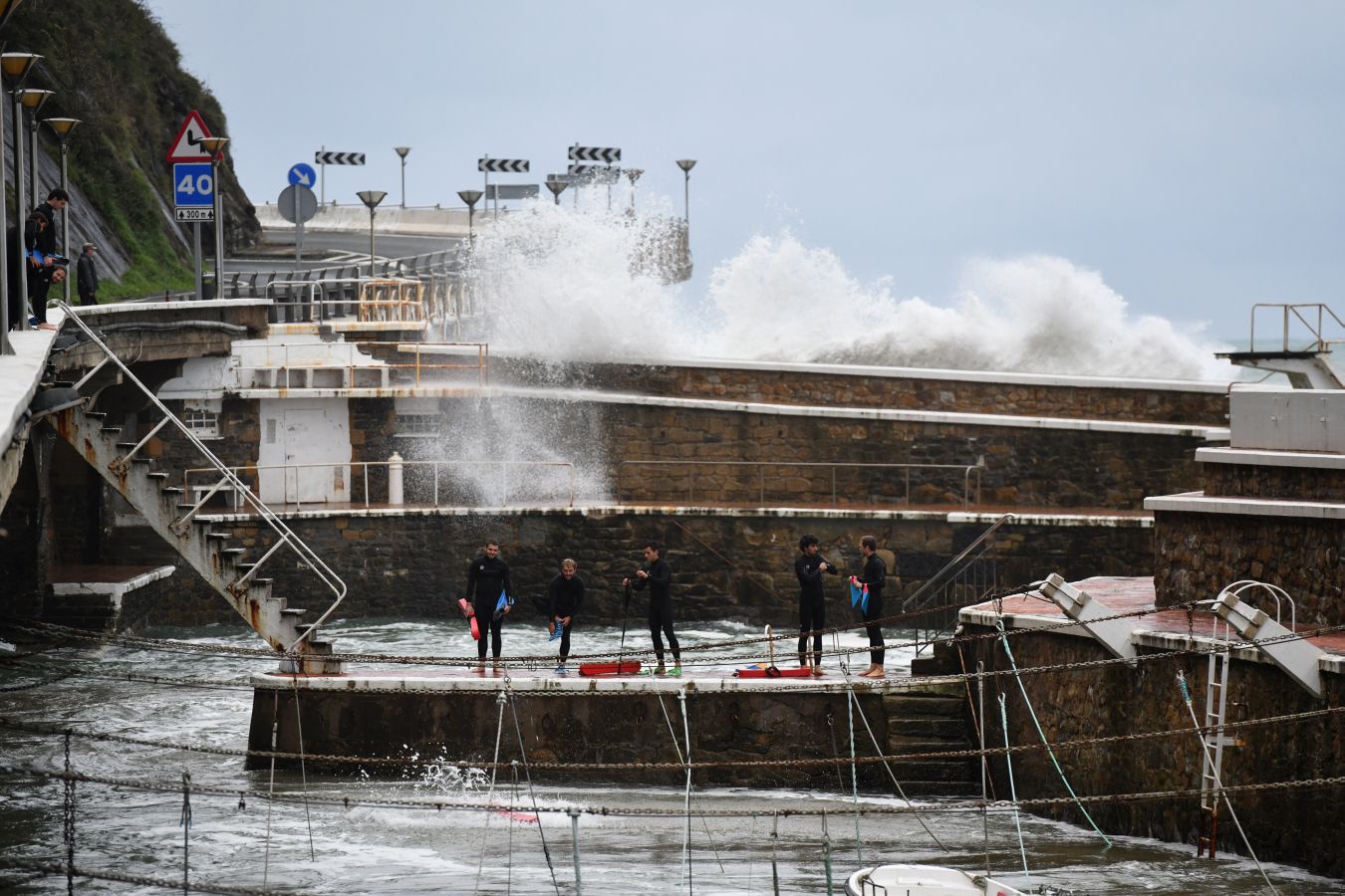 La alerta naranja por olas de más de cuatro ha dejado imágenes espectaculares en la costa guipuzcoana