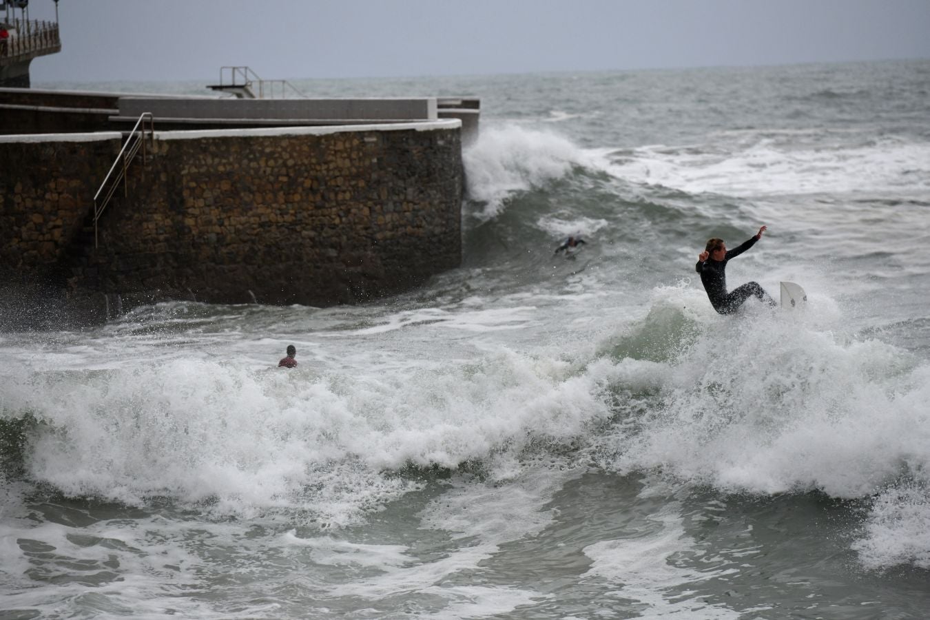 La alerta naranja por olas de más de cuatro ha dejado imágenes espectaculares en la costa guipuzcoana