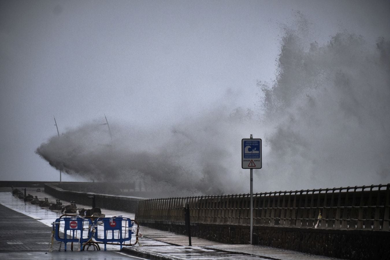 La alerta naranja por olas de más de cuatro ha dejado imágenes espectaculares en la costa guipuzcoana
