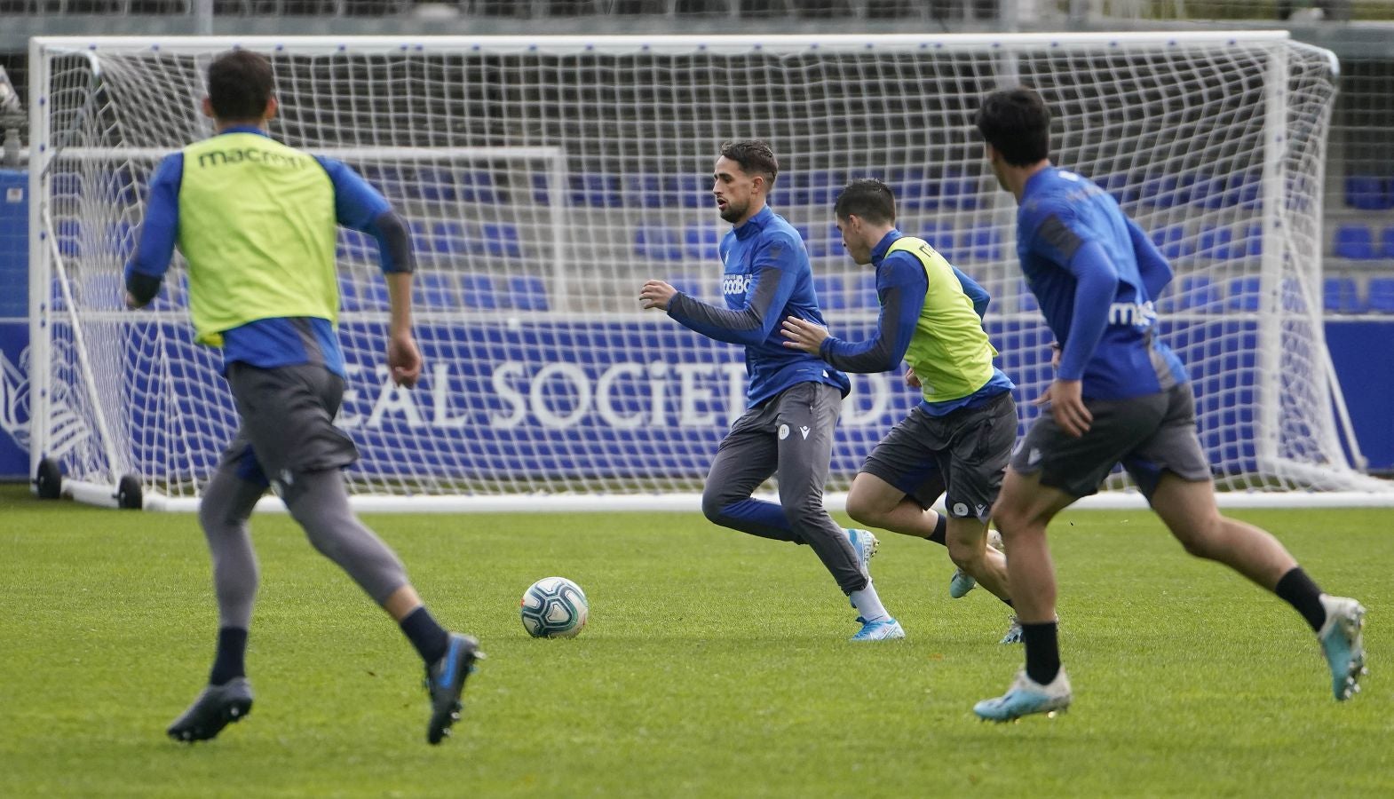 Cinco jugadores del Sanse han saltado al césped por la lista de bajas, a las que se suma el lateral navarro Monreal. 