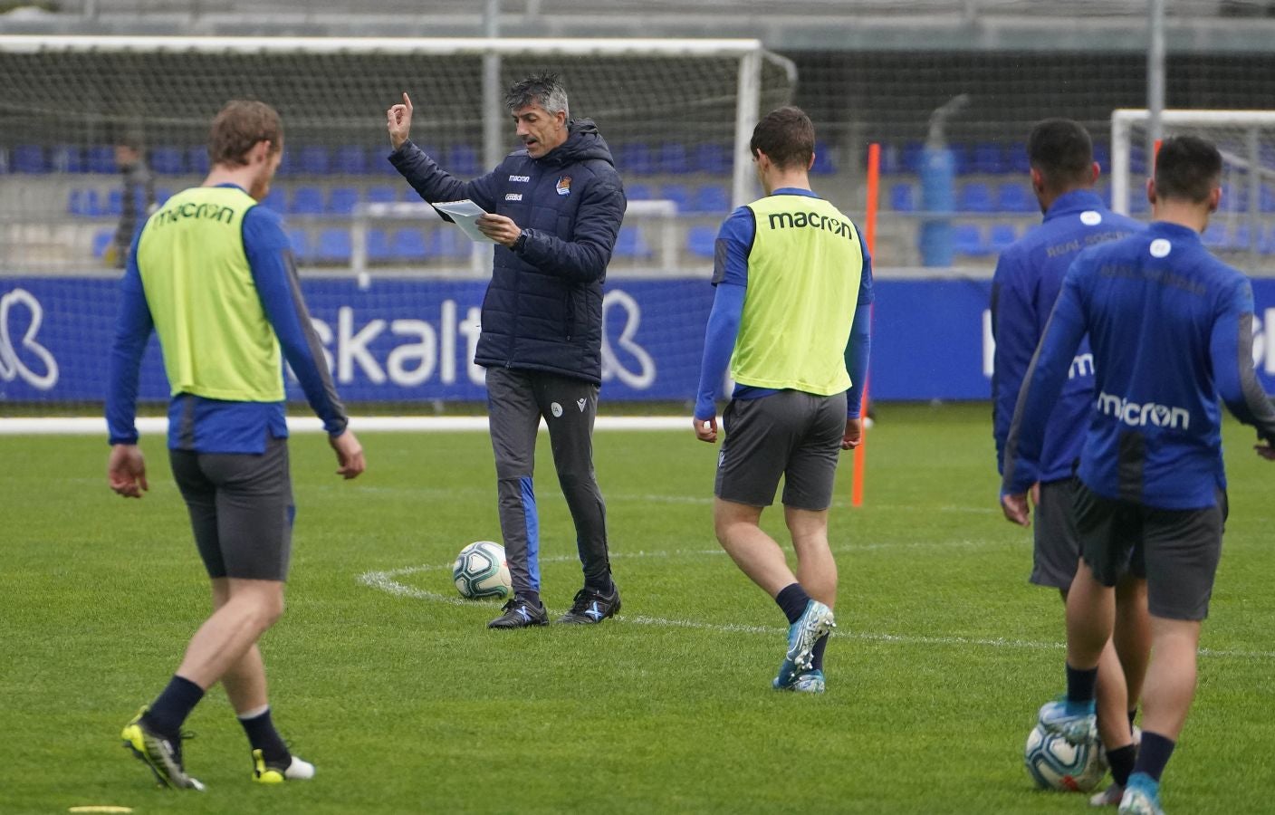 Cinco jugadores del Sanse han saltado al césped por la lista de bajas, a las que se suma el lateral navarro Monreal. 