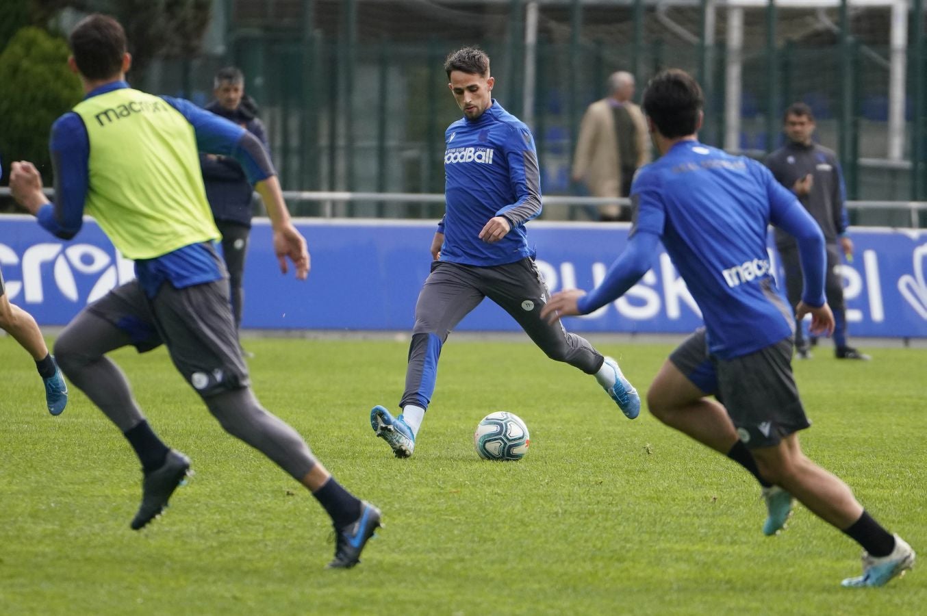 Cinco jugadores del Sanse han saltado al césped por la lista de bajas, a las que se suma el lateral navarro Monreal. 