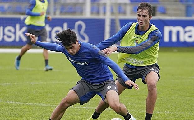 Pacheco defiende durante el entrenamiento de este martes en Zubieta. 