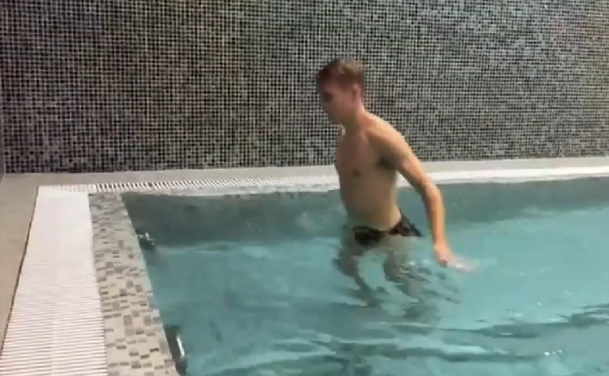 Martin Odegaard, en una de las piscinas de Zubieta. 