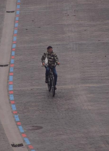 Imagen - Una de las personas que se saltó el cordón.