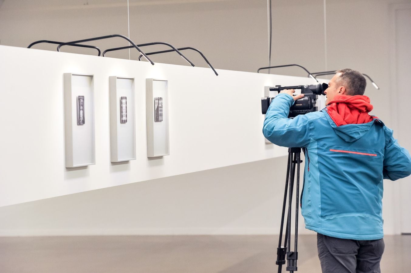 El fotógrafo bilbaino Aitor Ortiz expone en la sala Artegunea de Tabakalera sus 'impresiones íntimas' sobre el artista catalán