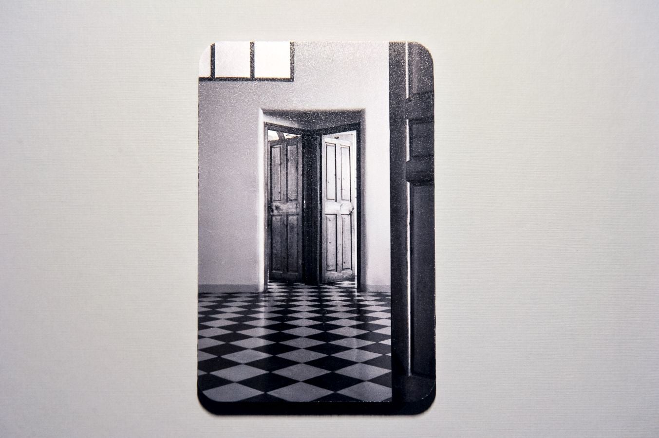 El fotógrafo bilbaino Aitor Ortiz expone en la sala Artegunea de Tabakalera sus 'impresiones íntimas' sobre el artista catalán